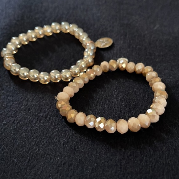 A pair of Bracelets - not real pearls - super cute and elastic - Picture 2 of 6